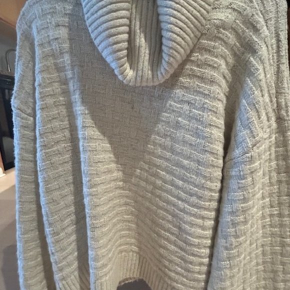 Vince Camuto Sweater with Silver/Gold - Picture 1 of 5